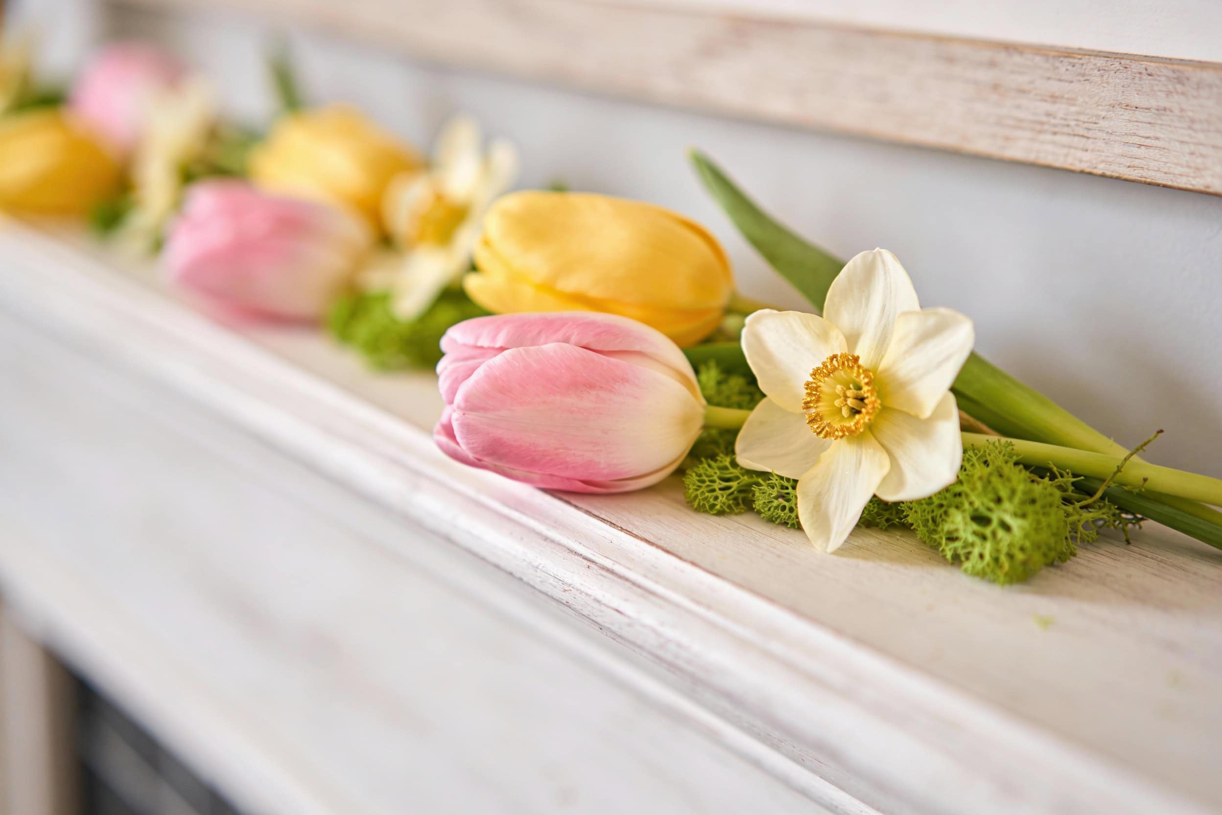 15 Spring Mantel Decorating Ideas That Instantly Refresh Your Living Room